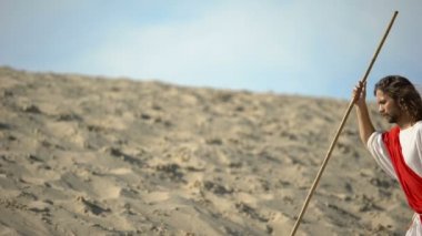 Tanrı oluşturulan toprak ve gökyüzü, Genesis İncil hikayesi gülümseme ile bakıyor