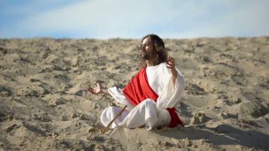 Lotus Monk çöl, meditasyon Tanrı 'ya dua, gökyüzüne el yetiştirmek poz