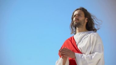 Elbise adam mavi gökyüzü arka plan karşı Tanrı 'ya dua, Soul Kurtuluş soran
