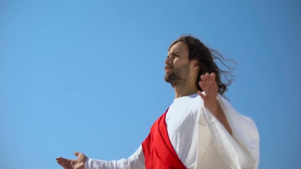 Святой смотрит на небо с открытыми руками, воскресение Иисуса и вознесение — стоковое видео