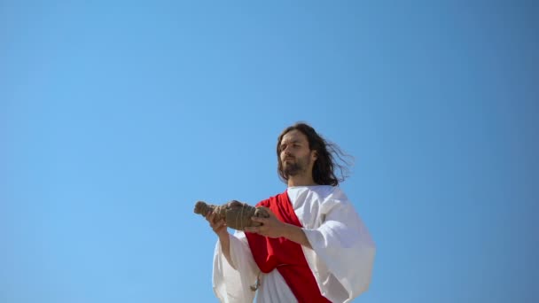 Jesus hebt Wein in den Himmel und segnet sakramentales Eucharistiegetränk — Stockvideo