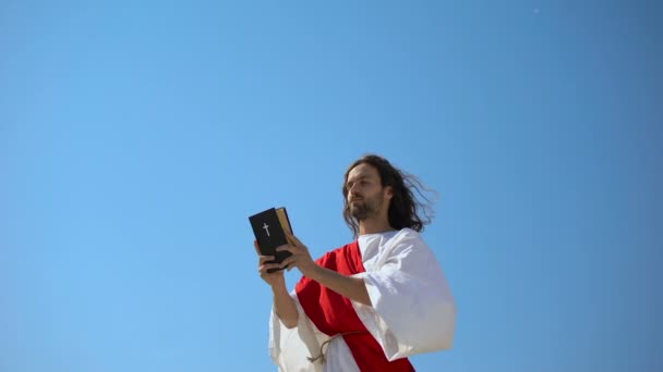 Predikant höja Bibeln till himlen, varning om andra ankomst, nya testamentet — Stockvideo