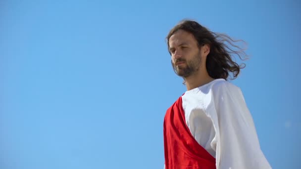 Saint man op zoek naar camera van bovenaf, sjabloon voor religieuze inscripties — Stockvideo