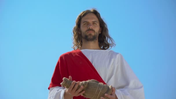 Svatý muž nabízející láhev vody, biblická historie, pít žízeň — Stock video