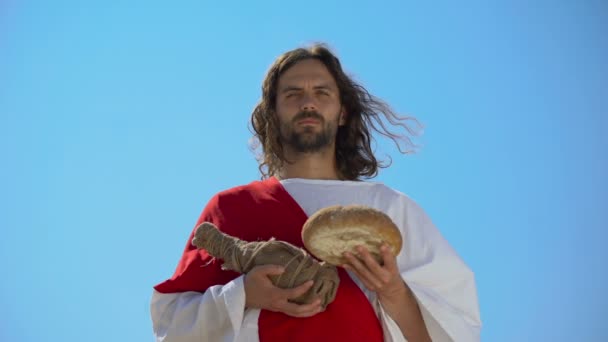 Jesús sosteniendo pan y botella de vino, compartiendo comida sacramental, Sagrada Eucaristía — Vídeos de Stock