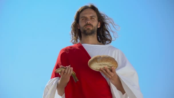 Jesús mostrando pescado y pan, historia bíblica, milagro de alimentar a miles — Vídeos de Stock