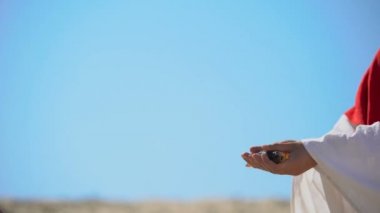 İsa erkek ellere balık veren, binlerce beslenme hakkında İncil hikayesi, mucize