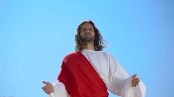 Santo hombre con túnica levantando las manos al cielo, orando por la salvación del alma, resurrección — Vídeos de Stock