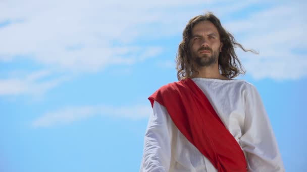 Jezus in gewaad stretching geopend Palm op de camera, zegen en genezing, sjabloon — Stockvideo