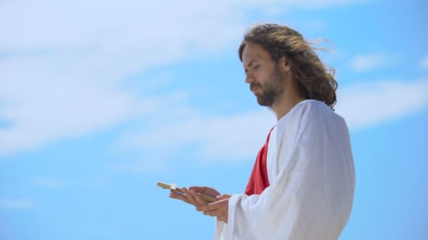 Jesús besando la cruz de madera, orando a Dios, aceptando pruebas y crucifixión — Vídeos de Stock