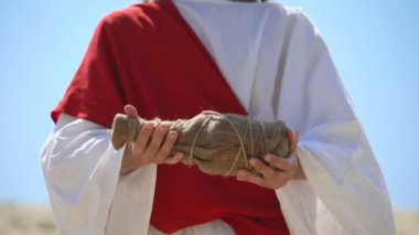 Elbise kamera şarap şişe gösteren İsa, Katolik kilisesinde Eucharist