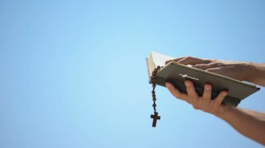 Eller tutan İncil ve tespih mavi arka planda, Tanrı 'ya dua, şablon