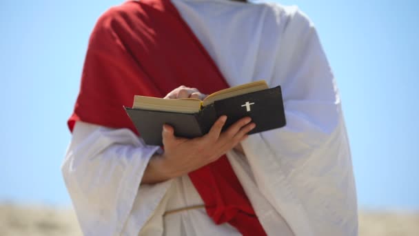 Пророк в мантии читает Библию, богословие и толкование христианства — стоковое видео