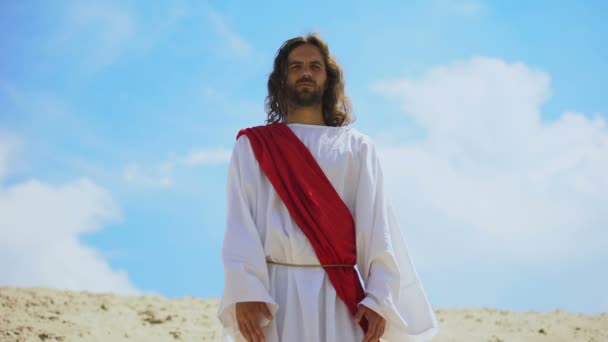 Jesus hebt die Arme gen Himmel, bringt Segen und Glauben, christliche Religion