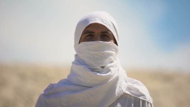 Beduíno em roupas brancas olhando para a câmera, religião islâmica e tradições — Vídeo de Stock