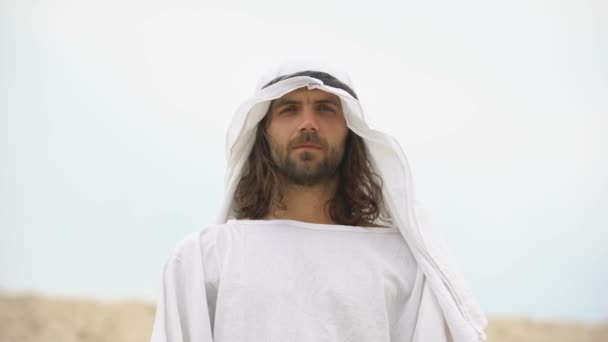 Bedoeïenen in keffiyeh op zoek naar camera, Arabische tradities en cultuur, islam — Stockvideo