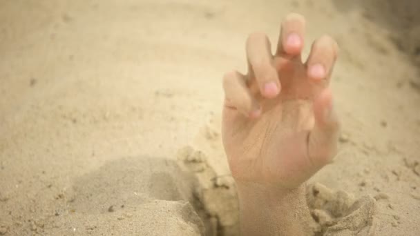 Main agitant désespérément la main, coulant dans les sables mouvants, touriste piégé dans le désert, danger — Video