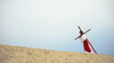 İsa ağır ahşap haç altında düşen, acı ve yorgunluktan acı, kurban