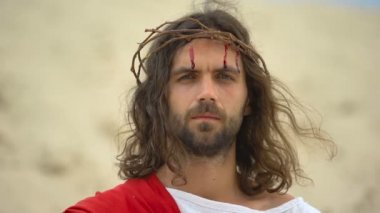 ISA yüzü aşağı çalışan kan damlaları, Tanrı kamera bakıyor, çarmıha germe