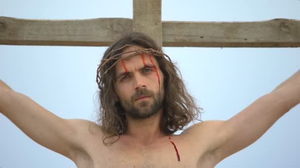 Jésus souffrant cloué à la croix, regardant dans la caméra, sacrifice pour les pécheurs — Video