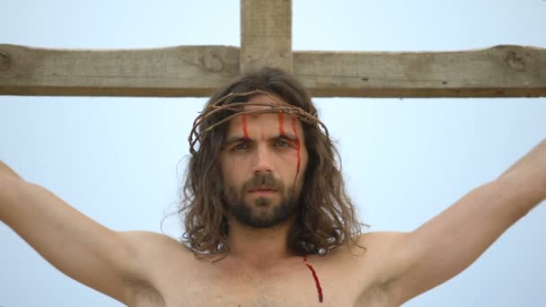 Jesús sufriendo y muriendo clavado en la cruz, último sacrificio, salvando a la gente — Vídeo de stock