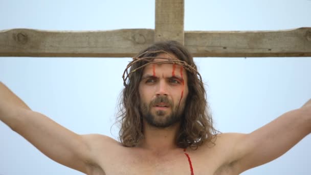 Jesús sufriendo en la cruz, mirando en el cielo orando a Dios para perdonar a la gente pecadora — Vídeo de stock