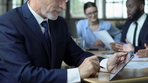 Счастливый старший бизнесмен держит планшет, подписывая онлайн успешный контракт — стоковое видео