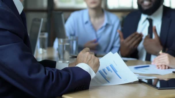 Werknemers die voor de directeur een tekortschieten, Boss Holding lage inkomens grafieken — Stockvideo