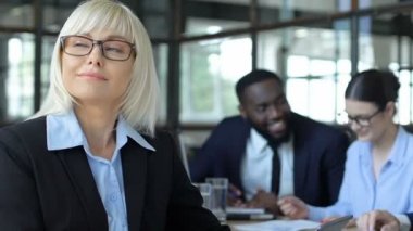 İş arkadaşları görmezden gelen kadın çalışan, kendi başlangıç hayal, finansal bağımsızlık