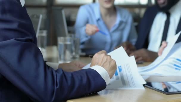 Arbeiter streiten über versäumte Frist, Chef schlägt Hand auf Tisch und beendet Streit — Stockvideo