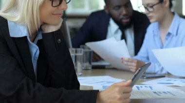 Kadın ofis işçisi iş toplantısından dikkatini dağıttı, kendi başlangıcı hayal