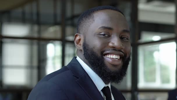 Uomo d'affari afro-americano sorridente sulla macchina fotografica, carriera di successo, promozione — Video Stock