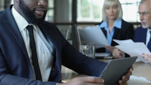 Afro-Amerikaanse zakenman blijdschap goed nieuws op Tablet PC, succesvolle deal — Stockvideo