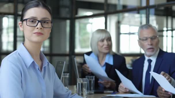 Junge kompetente Mitarbeiter warten auf Einstellungsentscheidung, Perspektivjob, Anstellung — Stockvideo