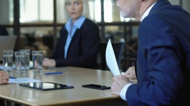 Tahriş patron, düşük gelir, iflas ile raporları gösteren çalışanları azarlama