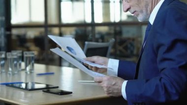 Mutlu CEO iş arkadaşları ile şirket bütçesini tartışmak, kar çizelgeleri kontrol