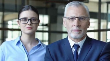 İş insanları kamera üzerinde poz, hukuk firması reklam, başlangıç gelişimi