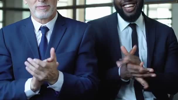 Gli uomini d'affari battono le mani, congratulandosi per il successo del contratto, gara d'appalto — Video Stock