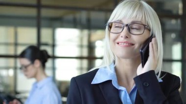 Telefon müşteri dinleme takım elbise güvenilir kadın, iş danışmanlığı 24-7