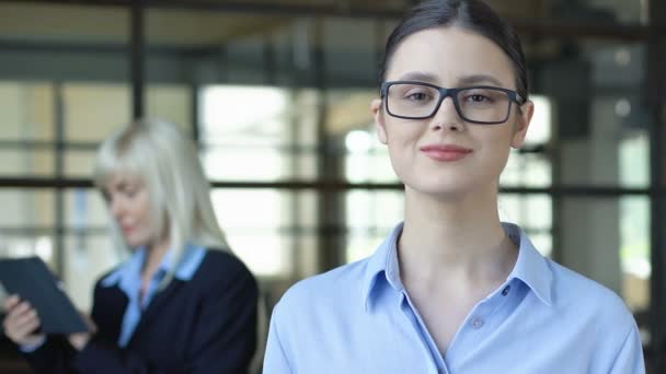 Inteligentna Kobieta w okularach stwarzających w aparacie, zatrudnienie młodych specjalistów — Wideo stockowe