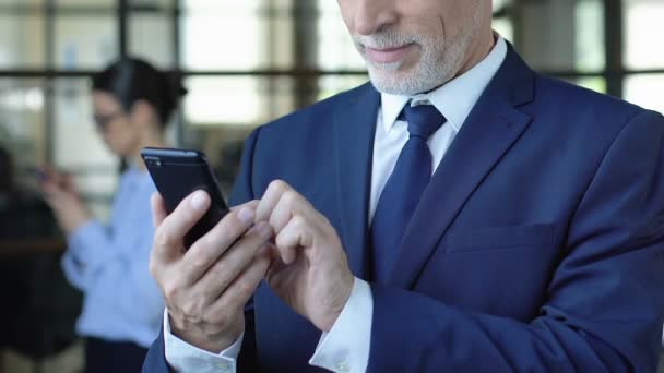 Respetable anciano hombre de negocios llamando a los socios por teléfono, haciendo cita — Vídeos de Stock