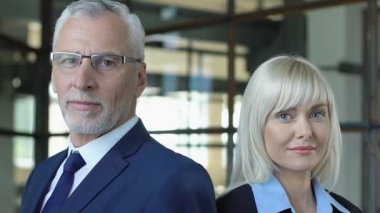 Saygın girişimciler kamera poz, reklam başarılı iş