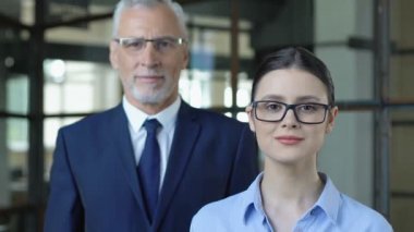 Kadın Sekreter kamera, Sigorta Ajansı reklam bakarak erkek CEO 'su