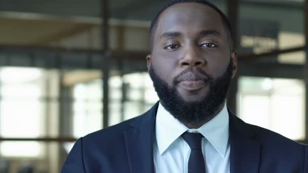 Selbstbewusster schwarzer Geschäftsmann vor laufender Kamera, hoher Posten, erfolgreiche Karriere — Stockvideo