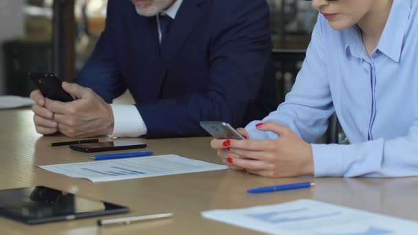 Empresários que utilizam telemóveis, verificando o crescimento dos preços na bolsa de valores — Vídeo de Stock