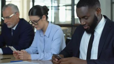 Mobil telefonlar uygulaması kullanan girişimciler, piyasada fiyat artışı izleme