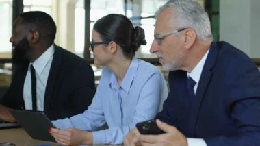 Araçları kullanan girişimciler, teknolojik yenilikler iş teşvik etmek