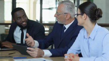 CEO duyuran personel iyi haber Tablet PC kullanarak, başarılı iş çözümleri