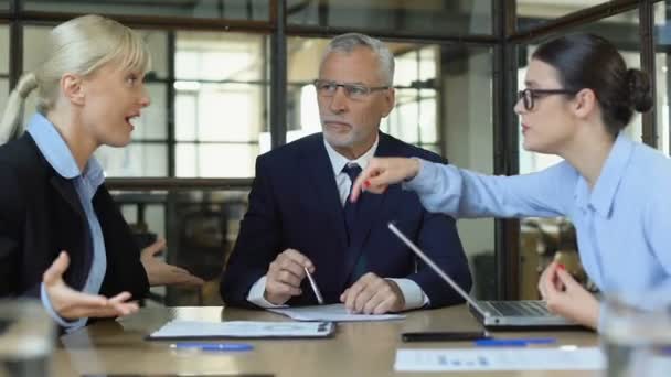 Äldre manliga Boss trött på kvinnor konflikter, negativ atmosfär på arbetsplatsen — Stockvideo