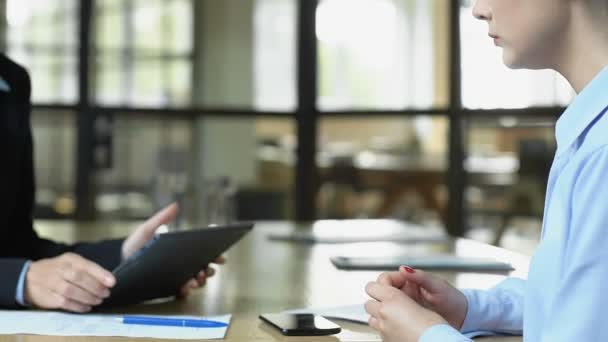 Jeune femme congédiée par un agent des RH en pleine crise de licenciement, concept de suppressions d'emplois 